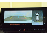 パノラミックビューモニター付きです。車両を上から見たような映像をディスプレイオーディオ画面に表示。運転席からの目視だけでは見にくい、車両周辺の状況をリアルタイムでしっかり確認できます。