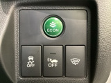 ハンドルの右側には安全装備の、VSA(ABS+TCS+横滑り抑制)の解除スイッチなどがついています。燃費に役立つECONボタンもここです。