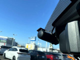 <ドライブレコーダー(フロント+車室内)>車室内カメラによる車内および車側面の撮影記録が駐車時の安心を高めるとともに、走行中の幅寄せ対策や後方撮影にも対応しています。ナビにも連動しているので便利です。