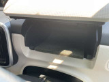 助手席側収納スペースです。