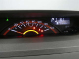各操作スイッチは使いやすい位置に配置され、とっても見やすいメーターです。夜間時はラグジュアリーな気分にさせてくれる照明が魅力ですので、夜のドライブも楽しみになりますよ♪