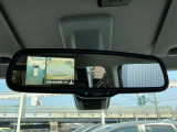 ルームミラーに映像を表示。モニターとミラーが同じ視線で確認できるので使い勝手にも優れてます。