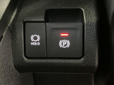 【電動パーキングブレーキ+オートブレーキホールド機能】 指先だけで簡単に操作が可能なパーキングブレーキ、スイッチを押すとブレーキペダルから足を離してもブレーキを保持できるオートブレーキホールド搭載。