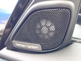 ●harman/kardonサウンドシステム:オーディオ専門メーカーが手掛けるプレミアムスピーカーを装備。多数のスピーカーから、音の粒立ちまで分かる高品質な音楽をお楽しみいただけます。