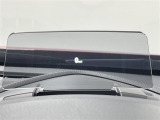 【ヘッドアップディスプレイ(HUD)】フロントウインドウガラスに走行情報を投影します。運転中の目線と重なるように表示されるので、少ない視線移動で速度が確認できるので、 ドライビングに集中できます!