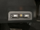 ハンドルの左下にETCがついています。高速道路の料金所の通過も楽々です!。 カードの取り出しもしやすい場所についています。