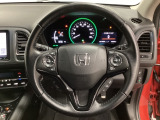ハンドルにHondaセンシング系のクルーズコントロールやレーンキープアシストなどのスイッチと、オーディオの操作スイッチが装備されています。ハンドルから手を離さず安全に操作できます。