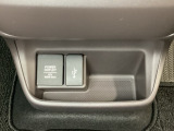 アクセサリーソケットはUSBのアダプターなどをつければ、スマホの充電にも使えます。横にはナビゲーション用の外部入力可能なUSB端子がついており、周辺には物が置けるボックスがついています。
