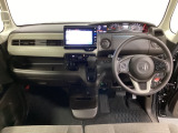 車内は光触媒抗菌消臭施工済です。インパネ周りはスタイリッシュなデザインです。グローブボックスやカップホルダーのほかにトレーなどたくさんの収納スペースが付いています。
