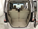 開口部も広く荷物の積み下ろしもしやすいお車となっております。シートの背もたれは5:5の割合で分割して可倒できるので、長いお荷物などを載せることもできます。