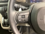 ステアリングにオーディオ操作スイッチが付いています。オーディオ画面に直接タッチしなくても操作が出来ますので、運転に集中できます。
