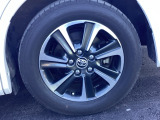 純正アルミホイールです。足元が引き立つので、車全体のイメージがアップしますよ