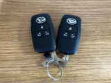 【スマートキー】 スマートキーを携帯していれば、ドアハンドルのボタンを押してロックの解除ができ、パワースライドドアもワンタッチで開閉できます