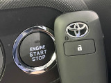 【スマートキー】カバンやポケットに入れたままでもドアの施錠・解錠が可能なスマートキーを装備。エンジンのオン・オフ時もカギを取り出す必要が無いからとっても便利です♪