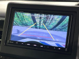 【バックカメラ】駐車時に後方がリアルタイム映像で確認できます。大型商業施設や立体駐車場での駐車時や、夜間のバック時に大活躍!運転スキルに関わらず、今や必須となった装備のひとつです!