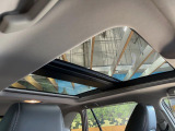 【大型サンルーフ】車内の解放感が一気に上がる大型のパノラマルーフ!季節を問わず開放的で快適なドライブをお楽しみいただけます。流通量も少なく希少価値の高い人気の装備です♪