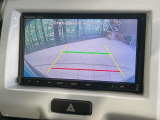 【バックカメラ】駐車時に後方がリアルタイム映像で確認できます。大型商業施設や立体駐車場での駐車時や、夜間のバック時に大活躍!運転スキルに関わらず、今や必須となった装備のひとつです!