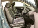 広い足元にゆったり座れるシートには肘掛けも装備しており長距離の運転でも疲れにくくなってます。女性でも運転がしやすいように、シートの高さ調整機能(シートリフター)がついています。