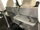 運転席・助手席の背もたれには、2列目シート用にカップホルダー付きの「格納式のシートバックテーブル」を装備しています。休憩時のちょっとした時間などカップを置いたり、小物置きに使えて便利です。