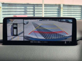 車両の前後左右にある4つのカメラを合成することで、まるでご自身のクルマを空から見ているような俯瞰での映像を映し出してくれます。バック時ももちろんのこと、前進時に視界の悪い交差点でも役に立ちますね。