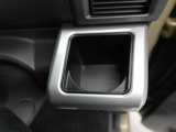 カップホルダーは運転席や助手席からちょうど手の届く位置です!!