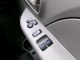 運転席・助手席はパワーウィンドウです♪電動格納ドアミラーのスイッチもここにあります☆