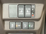 両側電動スライドドアは運転席から操作ができるよう、操作スイッチが付いています。Hondaセンシング用のVSA(ABS+TCS+横滑り抑制)解除と路外逸脱抑制機能のオンオフスイッチなどがあります。