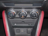 四季を通じて車内を快適に保つオートエアコンを装備しています。ダイヤル式で操作感もございますので操作部を見ずに操作もいただけます!