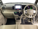 車内は光触媒抗菌消臭施工済です。スタイリッシュなデザインで暖かみのあるインパネ周りを演出します。グローブボックスやカップホルダーのほかにトレーなどたくさんの収納スペースが装備されています。
