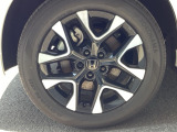 純正アルミホイールです。足元が引き立つので、車全体のイメージがアップしますよ
