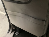 後部座席収納。散乱しがちな小物を収納するのに便利です。