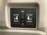 左右両側パワースライドドアが付いています。ワンタッチで簡単にお子様でも、お年寄りの方でも、開閉できますからとても便利です。キーレスや車内スイッチでも自動でドアの開閉ができます。