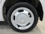 タイヤはスチールホイールで純正ホイールカバーを装備!