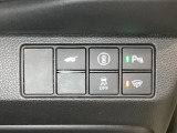 Hondaセンシング用の、VSA(ABS+TCS+横滑り抑制)解除と路外逸脱抑制機能のオンオフスイッチなどはハンドルの右側に装備しています。