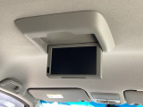 リヤ席用のモニターが付いています 走行中も映像が映るのでお子様のいらっしゃる方や長いドライブも退屈しません