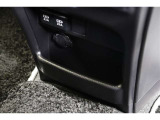 給電用USBポートが装備されています。iPhoneやスマートフォンの充電など、車内にあると便利なアイテムのひとつですね!充電中のスマホなどの置き場に便利なポケットも備えています。。
