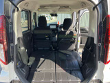 後席を全て倒して、荷物専用のスペースにした状態です。これなら長いものも積めますし、ご旅行や趣味に活用できますね。