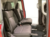 2列目シートは、前後にスライドする左右の座席が独立しているキャプテンシートです。真ん中の通路から3列目へ乗ることができます。センターピラーには乗り降りに便利なアシストグリップがあります。