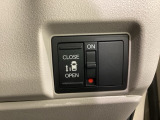 左側電動スライドドアは運転席からでも操作ができるように、ハンドル付近に開閉の操作スイッチが付いています。