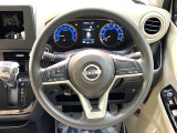 インテリアに合わせたデザインのステアリングは、運転される方のことも考え、運転しやすい形状、大きさです。是非一度、実際に触ってお確かめください。