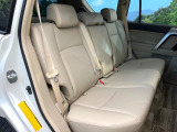 後部座席も気になるようなキズ・汚れやへたり等、大きなダメージはなく、良好な状態です。
