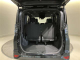 荷室も日常のお買い物には困らない広さが確保されております 後席を分割で倒すこともできますよ