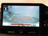 バック時の運転をサポートするバックガイドモニター付