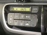 【オートエアコン】一度お好みの温度に設定すれば、車内の温度を検知し風量や温度を自動で調整。暑い&hellip;寒い&hellip;と何度もスイッチ操作をする必要はありません。快適な車内空間には必須の機能ですね♪