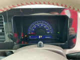 大きな画面で見やすいスピードメーター。