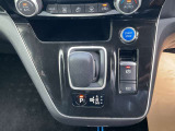 シフトレバーは操作しやすく、電動パーキングブレーキとの組み合わせでスムーズな走行と停車が可能です。