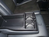 運転席側と助手席側の間には収納タイプのひじ置き、カップホルダーもついています。