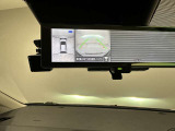 ルームミラーにクリヤーなカメラ映像で後方視界サポート!車両周囲安全確認にも役立つ、アラウンドビューモニター映像 スマート・ルームミラー装備!