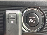 【キーレススタートシステム】カバンやポケットに入れたままでもドアの施錠・解錠が可能なスマートキーを装備。エンジンのオン・オフ時もカギを取り出す必要が無いからとっても便利です♪