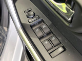 【電動格納ミラー】サイドミラーは電動格納式となっており、狭い駐車場でもキズがつくリスクを抑えられます。